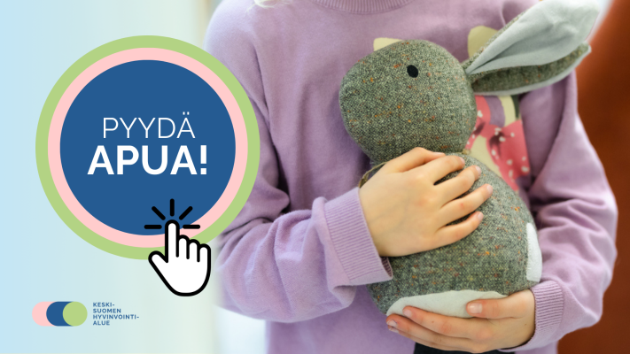 Pyydä apua -nappi ja pehmopupu lapsen käsissä