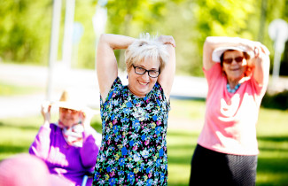 Naisia ulkoilemassa kesäilmassa.