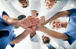 Sosiaali- ja terveydenhuollon ammattilaisten yhteistyö.