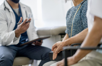 Asiakas ja sosiaali- ja terveydenhuollon ammattilainen.