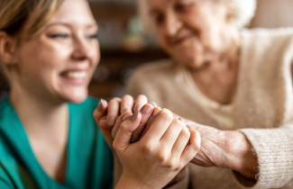 Iäkäs ihminen ja sosiaali- ja terveydenhuollon ammattilainen