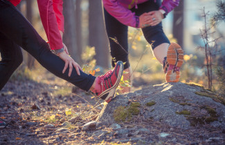 Naisia venyttelemässä ulkona.