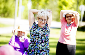 Naisia ulkoilemassa kesäilmassa.