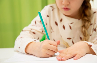 Lapsi kirjoittaa.