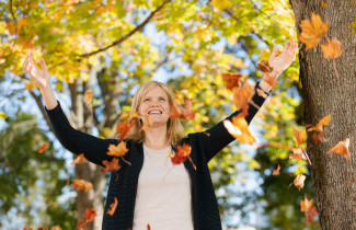 Nainen syksyisessä metsässä.