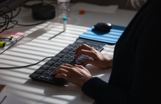 Nainen tietokoneella.