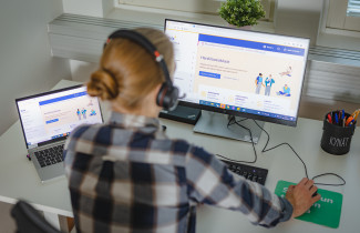 Ammattilainen istuu tietokoneella.