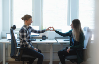 Ammattilaisten kädet muodostavat sydämen.