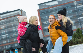 Lapset ja aikuiset leikkivät puistossa.