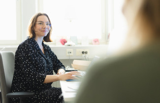 Asiakas sote-ammattilaisen vastaanotolla.