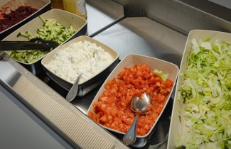 Salaattivalikoimaa ravintolassa.