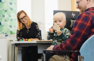 Isä ja pieni poika neuvolakäynnillä.