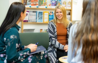 Asiakas keskustelee ammattilaisen kanssa.