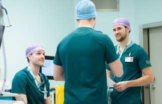 Ammattilaiset keskustelevat työyhteisössään.