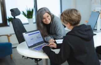 Sosiaaliohjaaja ohjaa asiakasta.