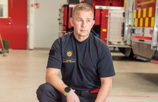 Pelastaja Kari Mikkonen paloasemalla