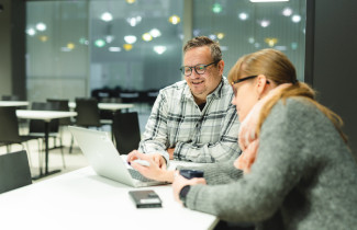Henkilöt katsovat tietokonetta.