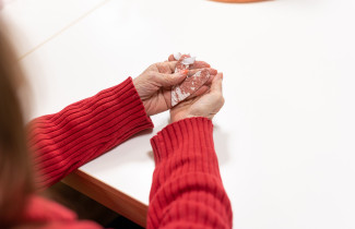 Sydänkoriste käsissä.