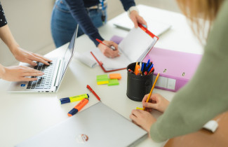 Henkilöt työpöydän ääressä.