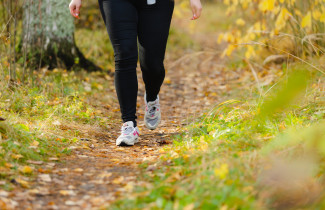 Henkilön jalat polulla.