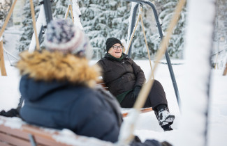 Kaksi henkilöä talvisessa metsässä.