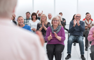 Yleisö taputtaa esiintyjälle.