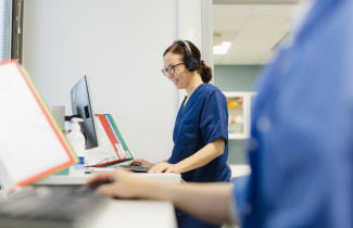 Sote-ammattilainen tietokoneen ääressä.