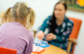 Lapsi ja sote-ammattilainen.