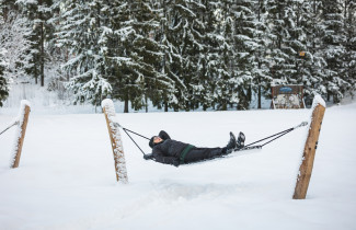 Ihminen riippumatossa 