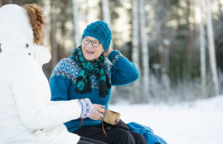 Henkilö talvisissa maisemissa.