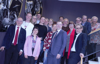 Arvovaltaisesta TKKI-neuvottelukunnasta luokkakuvaan ehtivät (vas.) Pekka Neittaanmäki, Jani Kokko, Anna-Kaarina Autere, Matleena Käppi, Pekka Hokkanen, Sonja Aukee, Heljä Lundgren-Laine, Raija Kojo, Sari Kaakkomäki, Lasse Leppä, Anssi Tuominen, Sointu Möller, Pirkko Melville, Jussi Pihlajamäki, Vesa Saarikoski, Jari Ojala, Heikki Miettinen ja Maria Kaisa Aula.