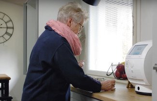 Henkilö käyttää lääkeautomaattia.