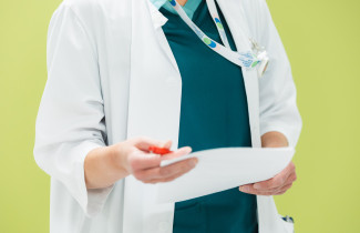 Lääkäri katsoo paperia.