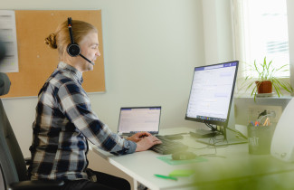 Ammattilainen työkoneella.