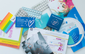 Ehkäisyvälineitä ja esitteitä pyödällä.