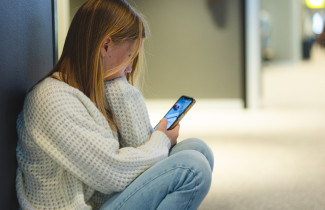 Nuori henkilö selaa puhelinta