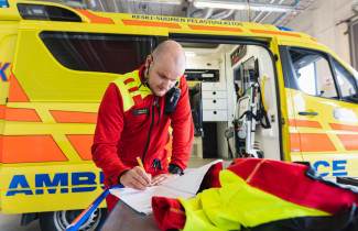 Ensihoitaja tekee muistiinpanoja työvuorossa.