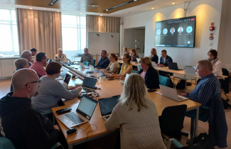 Keski-Suomen hyvinvointialueen aluehallituksen jäsenet kokoustavat. 