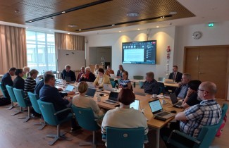 Keski-Suomen hyvinvointialueen aluehallitus ja tarkastuslautakunta yhteisessä tapaamisessaan.