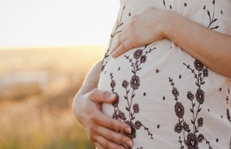 Nainen raskaana ulkona.