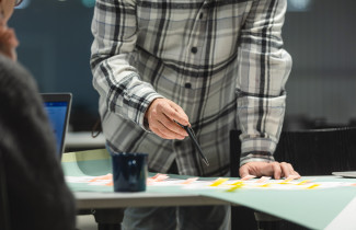 Ammattilaiset keskustelevat pöydän ääressä.