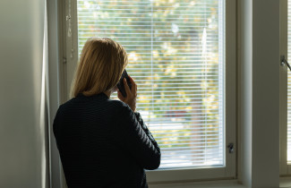 Henkilö puhuu puhelimeen