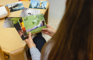 Henkilö katsoo kuvakortteja.