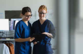 Ammattilaiset keskustelevat terveysasemalla.