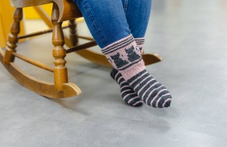 Villasukat ja keinutuoli.