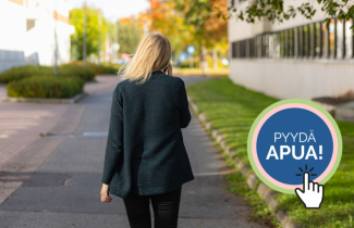 Henkilö kävelee puhelin kädessä.