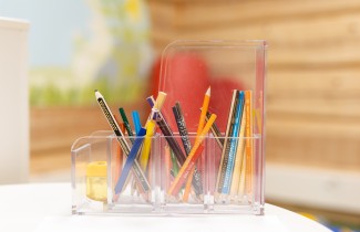 Värikyniä telineessä.