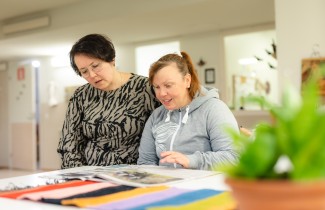 kaksi naista lukee lehteä