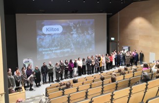 Hanketyöntekijät auditorion edessä.