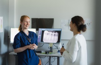 Keski-Suomen hyvinvointialueen ammattilaiset keskustelevat.